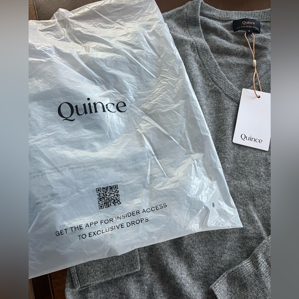 Quince V-Neck Mongolian Cashmere Sweater in Classic Gray NWT - Picture 4 of 4